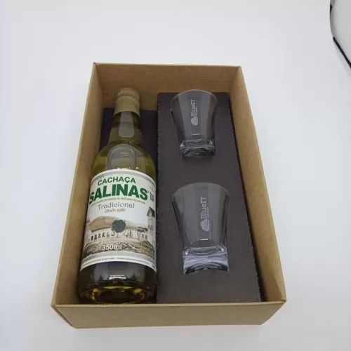 Kit bebidas personalizado - Kit Cachaça personalizado em caixa de papel, Cachaça Salinas 300ml e 2 Copos.