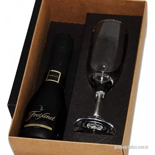 Kit bebidas personalizado - Kit bebidas Personalizado D956 com sua logomarca. 20 anos ajudando a cotar Brindes Promocionais com várias empresas num único clique. Kit Espumante personalizado em caixa de papel, Chandon 187ml, Taça e Alfajor.Kit Espumante personalizado em caixa de papel, Chandon 187ml, Taça e Alfajor.Kit bebidas Personalizado, 149179, Design Promo Kits Corporativos. Clique e Cote no Portal PromoBríndice!