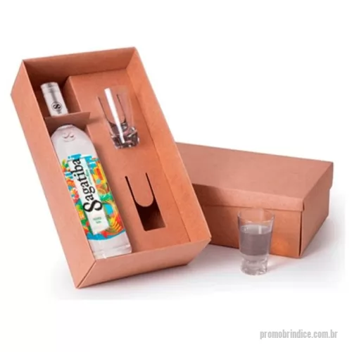 Kit bebidas personalizado - Presente com a cara do Brasil! A premiada cachaça Sagatiba acompanhada de 2 copos ideais para preparo de drinks e porta copos personalizáveis. A embalagem e os copos podem ser personalizados com a sua marca.