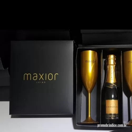 Kit bebidas personalizado - KIt Mini chandon (187 ml) e 2 taças de acrílico.  São duas taças lindas na cor desejada dentro de uma linda caixa para presente.  Com a bebida chandon 