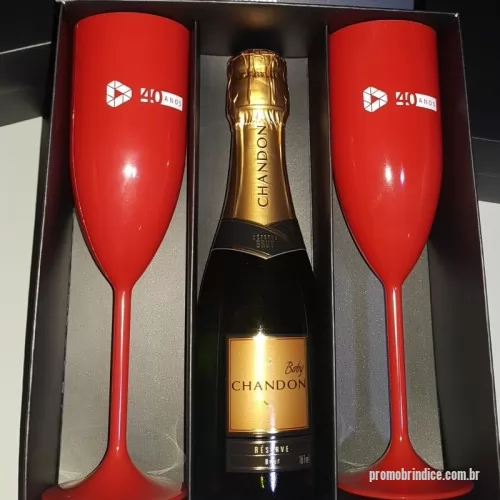 Kit bebidas personalizado - KIt Mini chandon (187 ml) e 2 taças de acrílico.  São duas taças lindas na cor desejada dentro de uma linda caixa para presente.  Com a bebida chandon   
