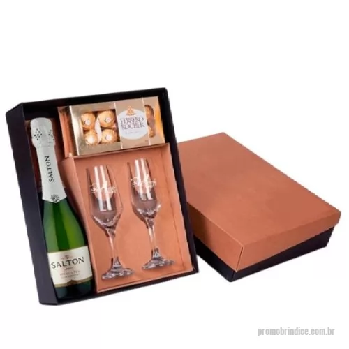 Kit bebidas personalizado - Este kit contém:      1 espumante Chandon (premiado e de sabor refinado)      1 caixa com 8 bombons Ferrero Rocher      2 taças de vidro personalizáveis com a logomarca da sua empresa      1 caixa presenteável elegante  ________________________________________________________________  * Consulte quantidade mínima *Confira opções de personalização *Imagem meramente ilustrativa *Na falta de algum item, pode ser substituído, sob consulta, por outro de igual valor e qualidade.   Entre em contato, informe o seu CNPJ Atendimento somente para Empresas 