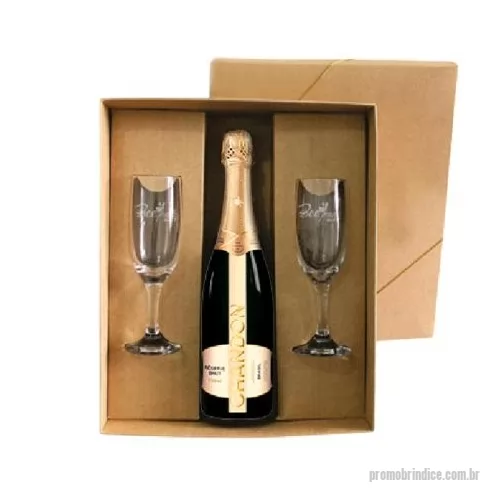 Kit bebidas personalizado - Este kit contém:      1 espumante Chandon Réserve Brut 750ml      2 taças de vidro modelo Gallant      1 embalagem para presente em caixa kraft com fechamento em elástico dourado      1 personalização em silk (1 cor) na caixa  ________________________________________________________________  * Consulte quantidade mínima *Confira opções de personalização *Imagem meramente ilustrativa *Na falta de algum item, pode ser substituído, sob consulta, por outro de igual valor e qualidade.   Entre em contato, informe o seu CNPJ Atendimento somente para Empresas 