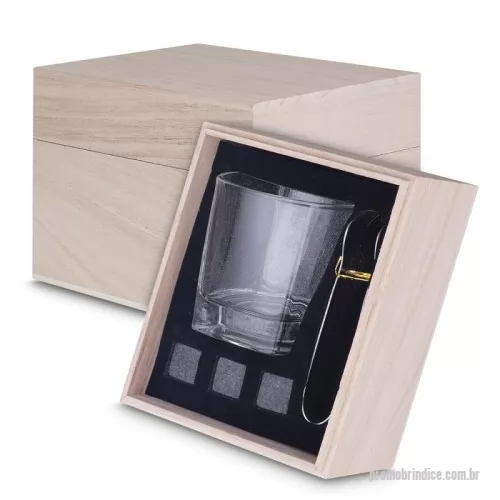 Kit bebidas personalizado - O Kit Drink inclui copo de vidro (200 ml), pegador de gelo em aço inox,  3 cubos de pedra-sabão reutilizáveis e caixa de madeira elegante.
