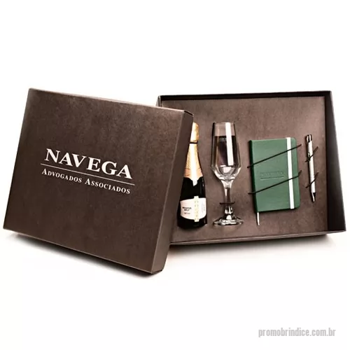 Kit bebidas personalizado - Kit 1 taça sem gravação, 1 moleskine 9x14 cm revestido com Percalux e personalização em silkscreen 1 cor  e 1 caneta de metal com gravação a laser. A Personalização pode ser feita na tampa da caixa em silkscreen a 1 cor..t composto por 1 garrafa Baby Chandon Brut de 187mL, Formato da caixa 35,5 x 29 x 10,5 cm.