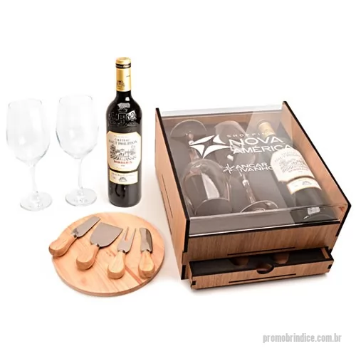 Kit bebidas personalizado - Kit composto por 1 garrafa de vinho francês - Château Haut Philippon 750 mL, 2 taças premium e 1 kit queijo de 4 peças com tábua. O Kit é acondicionado em caixa de madeira MDF texturizada e reforçada. A personalização é na tampa de acrílico da caixa de madeira e na tábua do kit queijo em silkscreen a 1 cor. Não está inclusa a personalização nas taças. Formato da caixa 27,5x31,5x14,5 cm. Este produto só é vendido em múltiplos de 6 garrafas.