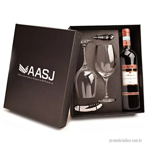 Kit bebidas personalizado - Kit composto por 1 garrafa de vinho tinto italiano de Montepulciano Da Abruzzo 750 mL, 2 taças premium, 1 saca-rolhas e 1 tampa de metal. O Kit é acondicionado em caixa preta de papel kraft 400 g reforçada. A personalização é na tampa da caixa em silkscreen a 1 cor. Não está inclusa a personalização nas taças e saca-rolhas. Formato da caixa 35 x 29 x 10 cm. Este produto só é vendido em múltiplos de 6 garrafas.