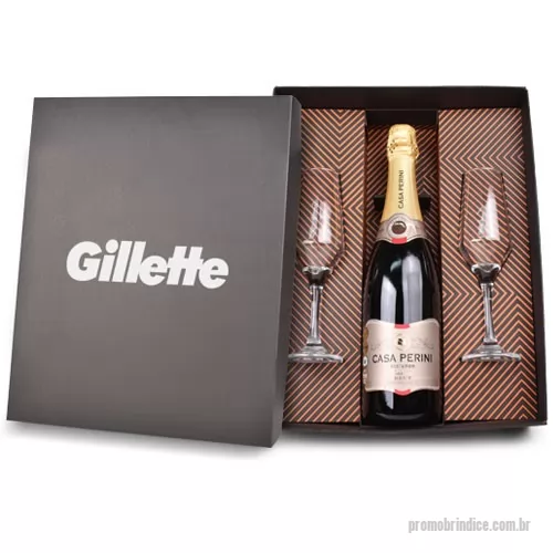 Kit bebidas personalizado - Kit composto por 1 garrafa de Casa Perini Brut 750 mL e 2 taças clássicas. Kit é acondicionado em caixa preta de papel kraft 400 g com parede dupla reforçada. A personalização é na tampa da caixa em silkscreen 1 cor. Não está inclusa a personalização nas taças.  Formato da caixa 35,5 x 29 x 10,5 cm.