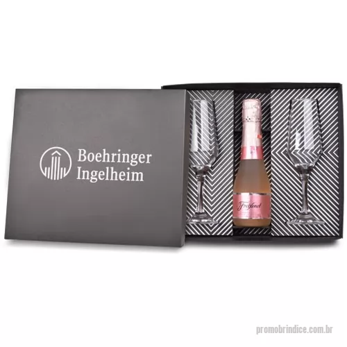 Kit bebidas personalizado - Kit composto por 1 garrafa de Freixenet 200 mL e 2 taças clássicas. Kit é acondicionado em caixa preta de papel kraft 400 g com parede dupla reforçada. A personalização é na tampa da caixa em silkscreen a 1 cor. Não está inclusa a personalização nas taças.  Formato da caixa 28,5 x 24,5 x 7 cm.