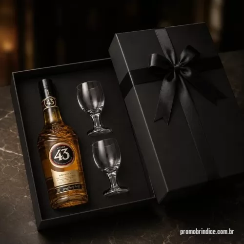 Kit bebidas personalizado - DESCRIÇÃO: 1 CAIXA CARTONADA 39,5X25,5X9,5 + FITA CETIM 1 LICOR 43 2 TAÇAS PARA LICOR DE VIDRO DIAMANTE LYOR