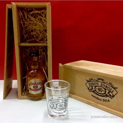 Kit bebidas personalizado - Estojo em mdf natural  contendo 1 copo de vidro  shot 45 ml. 1  miniatura whisky Chivas Regal, 50 ml. Estojo e copo personalizados