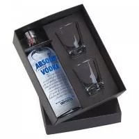 Kit bebida acompanha 1 Vodka Absolut de 1 litro e 2 copos de dose com capacidade para 216ml. Embalagem personalizada cartonada para brinde personalizados.