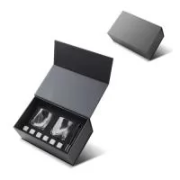 	Kit drink contendo 2 copos de vidro (200ml cada), 1 pinça para gelo com pontas em silicone e 6 pedras de granito para gelo, acondicionado em caixa presenteável fabricada em papel cartonado resistente.