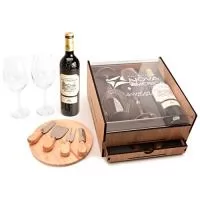 Kit composto por 1 garrafa de vinho francês - Château Haut Philippon 750 mL, 2 taças premium e 1 kit queijo de 4 peças com tábua. O Kit é acondicionado em caixa de madeira MDF texturizada e reforçada. A personalização é na tampa de acrílico da caixa de madeira e na tábua do kit queijo em silkscreen a 1 cor. Não está inclusa a personalização nas taças. Formato da caixa 27,5x31,5x14,5 cm. Este produto só é vendido em múltiplos de 6 garrafas.
