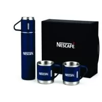 Kit Bebida com Garrafa Térmica 450ml Personalizado  Elegante, funcional e perfeito para acompanhar a rotina, o Kit Bebida conta com uma garrafa térmica de 450 ml em inox e duas tampas extras que também podem ser utilizadas como xícaras.  A garrafa possui base antiderrapante e as tampas são produzidas em inox com revestimento plástico. O conjunto acompanha uma sacola de papel com berço de papelão, garantindo uma apresentação sofisticada e adequada para presentear.