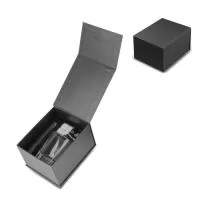 Kit drink contendo 1 copo grande de vidro, 1 pinça para gelo, 1 bolsa de veludo e 4 pedras de granito para gelo, acondicionado em caixa presenteável fabricada em papel cartonado resistente. Gravação da logomarca em 1 cor já incluso.