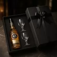 DESCRIÇÃO: 1 CAIXA CARTONADA 39,5X25,5X9,5 + FITA CETIM 1 LICOR 43 2 TAÇAS PARA LICOR DE VIDRO DIAMANTE LYOR