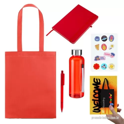 Kit Boas Vindas personalizado - Kit Onboarding (Boas Vindas e Integração): Sacola em non-woven (80 g/m²) termo-selado com alças de 55 cm. 270 x 350 mm (92854). Caderno A5 capa dura. 80 folhas pautadas. possui marcador de páginas e elástico para fechamento. medidas: 210x140x20mm (880004). Caneta plástica esferográfica retrátil escrita em azul (884200). Flyer A5 (14,8 x 21,0 cm), impressão: frente e verso, cores: 4x4 (colorido). Papel: Couché Brilho 115g (600008). Cartela de adesivos: A5 (14,8 x 21,0 cm). Impressão: Frente. Cores: 4x0 (colorido, sem branco). Material: Couché Adesivo (600012). Squeeze plástica *RPET com alça e tampa de metal. Capacidade 500ml (887500).