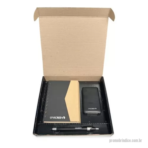 Kit Boas Vindas personalizado - Kit executivo de boas vindas personalizado, contém bloco de anotações ecológico com post-it e suporte para caneta 16,3x13,5cm, power Bank 5.000mAh com Indicador LED 6,6x12,5x0,7cm, caneta plástica com ponteira touch e caixa (sedex) 24,5x25x4cm , em cartão duplex com impressão chapada em preto, acoplado em micro ondulado. Berço 24x25x1,5cm.