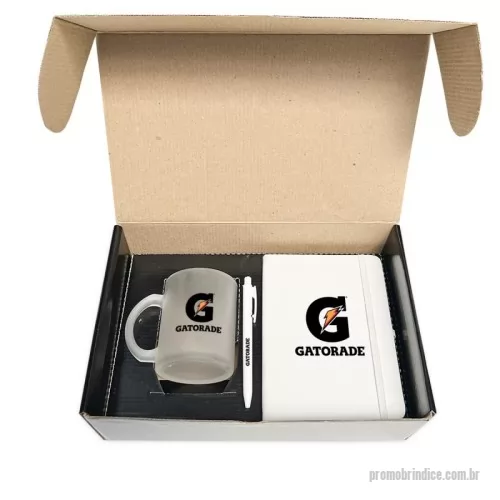 Kit Boas Vindas personalizado - Kit boas vindas personalizado, contém caneca em vidro com efeito fosco com capacidade até 340 ml, caderneta emborrachada com porta caneta em nylon sem pauta, 13,3x17,7x1,9cm, caneta plástica 13,7x1,5cm e caixa (sedex) 30x20x10cm , em cartão duplex com impressão chapada em preto, acoplado em micro ondulado. Berço 29x19,5x4cm