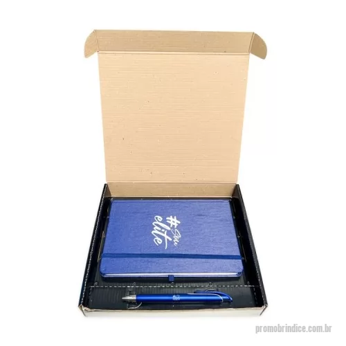 Kit Boas Vindas personalizado - Kit executivo de boas vindas personalizado. Contém caderneta com porta caneta 14,1x21,1cm, caneta plástica 14,6x1,4cm e caixa (sedex) 24x21x3,5cm, em cartão duplex com impressão chapada em preto, acoplado em micro ondulado. Berço 24x25x1,5cm.