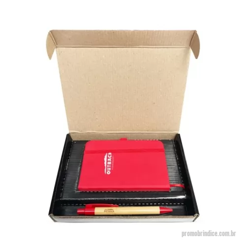 Kit Boas Vindas personalizado - Kit boas vindas personalizado, contém caderneta tipo moleskine emborrachada 8,8x12x1,2cm, caneta ecológica em bambu com detalhes plásticos 14,7x1,5cm e caixa (sedex) 21x14,5x3cm , em cartão duplex com impressão chapada em preto, acoplado em micro ondulado. Berço 21x14x3cm.