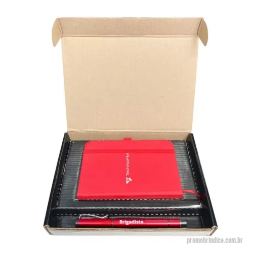 Kit Boas Vindas personalizado - Kit boas vindas personalizado, contém caderneta tipo moleskine emborrachada 8,8x12x1,2cm. Caneta plástica esferográfica e marca texto 14,2x1,8cm e caixa (sedex) 21x14,5x3cm , em cartão duplex com impressão chapada em preto, acoplado em micro ondulado. Berço 21x14x3cm.