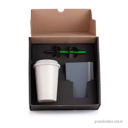 Kit Boas Vindas personalizado - Kit composto por copo em fibra de bambu/PP; caderno para anotações cinza com capa dura e caneta esferográfica em ABS verde.