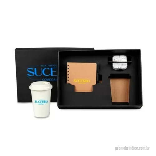 Kit Boas Vindas personalizado - Kit boas vindas. Conta com caderno capa dura bege; caneta esferográfica com ponta touch; fone de ouvido com microfone e cabo de 1m; copo com tampa 450ml em fibra de bambu.