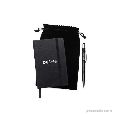 Kit Boas Vindas personalizado - Kit Personalizado contendo: - 01 Caderneta (código 14091) com capa emborrachada e porta caneta em elástico, marcador de página em cetim e fita elástica de nylon para fechar. Contém aproximadamente 80 folhas pardas pautadas. Disponível nas cores: azul, preta, verde, vermelha e vinho. Personalização na capa em Silkscreen. - 01 Caneta esferográfica de metal com ponteira touch (código 2088). Personalização em Silkscreen. - 01 Saquinho de veludo no tamanho (código 13844). Personalização em Silkscreen.