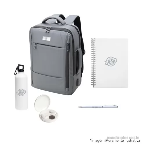 Kit Boas Vindas personalizado - Desenvolvido especialmente para executivos que necessitam de praticidade e qualidade para o dia a dia, o Kit Executivo é perfeito para quem realiza reuniões externas e pequenas viagens frequentes. Com uma mochila espaçosa e resistente, garrafa térmica de alto padrão, caderno, caneta e acessórios funcionais, este kit é um verdadeiro parceiro de trabalho, oferecendo comodidade e sofisticação para o colaborador que está sempre em movimento.