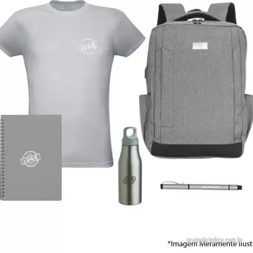 Kit Boas Vindas personalizado - Para empresas que buscam uma experiência de integração diferenciada, o Kit Premium é ideal. Com itens duráveis e de alta qualidade, este kit inclui uma mochila reforçada, garrafa térmica de inox de 750 ml, e um caderno personalizável, onde podem ser inseridos conteúdos como QR Code para o onboarding online ou a missão da empresa. Acompanha uma caneta de metal elegante, e o kit é totalmente adaptável às necessidades da empresa. Personalizado com a marca, oferece uma experiência premium e acolhedora para novos colaboradores.
