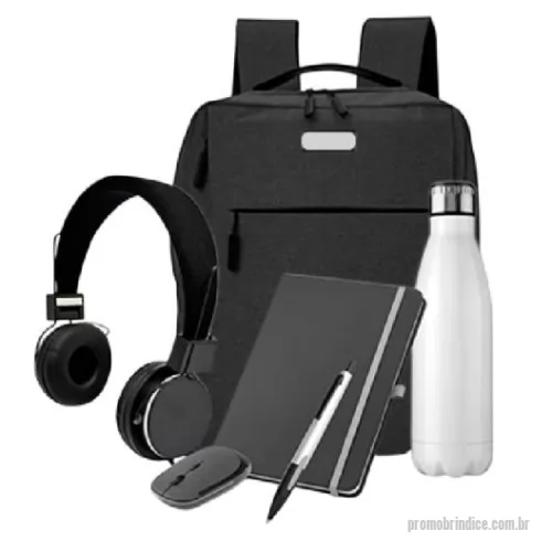 Kit Boas Vindas personalizado - Este kit contém:      1 garrafa em aço inox com capacidade de até 750 ml      1 mochila para notebook em tecido poliéster      1 caderno A5 em couro sintético com capa dura e 80 folhas lisas – 140 x 210 mm      1 mouse wireless 2.4G em ABS, com acabamento emborrachado e 2 pilhas AAA inclusas – 65 x 105 x 20 mm      1 fone de ouvido bluetooth com pintura fosca, rádio FM, estrutura articulável em plástico, hastes com altura regulável e protetores em couro sintético com espuma interna      ________________________________________________________________      * Consulte quantidade mínima     *Confira opções de personalização     *Imagem meramente ilustrativa     *Na falta de algum item, pode ser substituído, sob consulta, por outro de igual valor e qualidade.           Entre em contato, informe o seu CNPJ     Atendimento somente para Empresas
