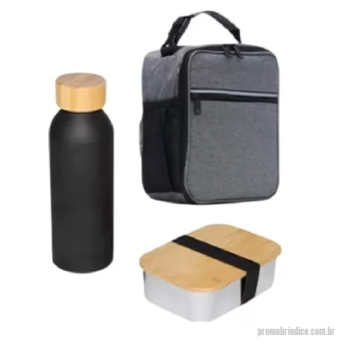 Kit Boas Vindas personalizado - Este kit contém:      1 garrafa Queta Soft – squeeze de alumínio com tampa de bambu, capacidade de 550 mL      1 marmiteira Shino – marmita em aço inox com tampa de bambu, capacidade de 800 mL      ________________________________________________________________      * Consulte quantidade mínima     *Confira opções de personalização     *Imagem meramente ilustrativa     *Na falta de algum item, pode ser substituído, sob consulta, por outro de igual valor e qualidade.           Entre em contato, informe o seu CNPJ     Atendimento somente para Empresas
