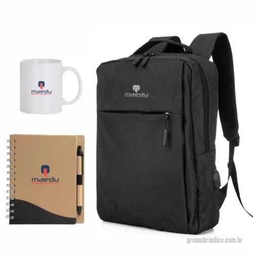 Kit Boas Vindas personalizado - MOCHILA: Mochila de nylon 20 litros com três compartimentos, sendo o principal com bolso para notebook 15,6. Com divisórias internas para acessórios, a mochila possui bolso lateral e suporte externo usb. CADERNO: Caderno ecológico com caneta, capa produzida em papelão com detalhe texturizado e verso liso. Contém miolo com aproximadamente 70 folhas pautadas, suporte de nylon e acompanha caneta de papelão. CANECA: Caneca cerâmica de 330ml