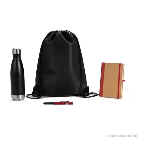 Kit Boas Vindas personalizado - SMKT-90516 - Composto por mochila sacola branca em Nylon 190D com alças ajustáveis; garrafa em alumínio branco com tampa plástica rosqueável preta com alça; mouse pad azul ergonômico com apoio de espuma para o punho; caderno para anotações wire-o com capa dura bege/azul e caneta esferográfica em ABS azul.