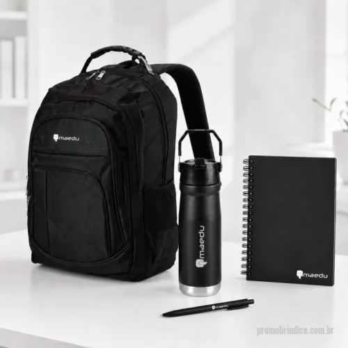 Kit Boas Vindas personalizado - MOCHILA DE NYLON 30 litros com quatro  compartimentos, sendo o principal com bolso para  notebook 15,6. A mochila possui bolsos laterais em  malha, duas alças de mãos e área costada com  revestimento espumado. CADERNO A5 plástico com wire-ometálico. Capa  em PP, contém aproximadamente 80 folhas  brancas com pauta. TAMANHO 21,2 cm x 15 x 1,5 cm GARRAFA TÉRMICA de 630ml fabricada em inox  SUS 304 com parede dupla, bico flexível integrado  à tampa plástica rosqueávele com alça. CANETA METÁLICA com acabamento  emborrachado, carga esferográfica azul 1.0mm e  acionamento por clique.