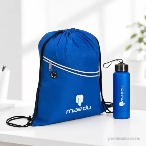 Kit Boas Vindas personalizado - MOCHILA SACO em poliéster resistente à água com  alças ajustáveis em nylon, bolso frontal com  fechamento em zíper e entrada para fones de  ouvido. TAMANH0:39 x 34,5 cm GARRAFA PLÁSTICA de 680ml. Produzido em PVC  fosco livre de BPA, a squeeze possui tampa  rosqueávelem inox com alça elástica para  transporte (não removível).