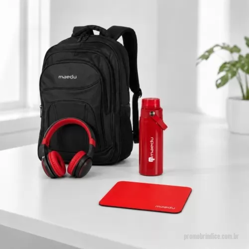 Kit Boas Vindas personalizado - MOCHILA DE NYLON 30L c/ 3 compartimentos,  bolso para notebook 15,6.Possui bolsos laterais  telados, alça para encaixe em mala, duas alças de  mãos e alças para as costas c/ revestimento  espumado. GARRAFA TÉRMICA 600ml em inox c/ parede dupla  e isolamento a vácuo. Possui tampa plástica  rosqueávelc/ proteção para o bocal e alça fixa  para transporte. FONE DE OUVIDO bluetooth. Com revestimento de  couro sintético c/ espuma interna, luzes LED RGB,  hastes articuláveis e reguláveis, microfone, botões  Play/Pause, M (modo), + e –no corpo do fone.  MOUSE PAD retangular em poliéster flexível e base  emborrachada com textura antiderrapante.  TAMANHO 18 x 22 x 0,2 cm.