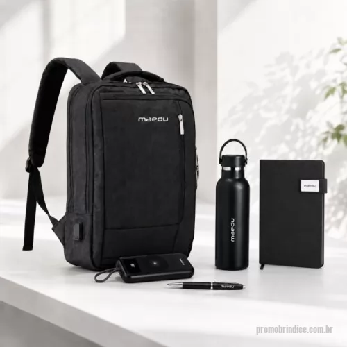 Kit Boas Vindas personalizado - MOCHILAde poliéster 21 litros com bolso para  notebook 15,6 e bolso sanfonado Com divisórias  internas para acessórios, a mochila possui suporte  externo USB, alça para engate em malas de viagem  e duas alças de mãos, sendo uma delas para o  transporte da mochila no formato pasta. CADERNETAcapa dura em couro sintético com  fecho magnético, placa metálica personalizável,  além de marca-página em fita de cetim e  aproximadamente 96 folhas brancas pautadas.  TAM.: 15 x 21 x 2,1cm GARRAFA TÉRMICA feita em Inox 304 com parede  dupla e capacidade de 550ml. Com tampa  rosqueávele alça para transporte para levá-la  onde quiser. POWER BANK em plástico com capacidade de  20.000mAh, painel de LED , alça para transporte e  suporte lateral..
