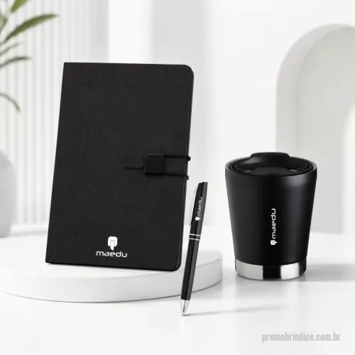 Kit Boas Vindas personalizado - CADERNETA capa dura em tecido de poliéster.  Miolo com 80 folhas pautadas na cor bege. Possui  elástico lateral com detalhe em couro sintético  para fechamento do caderno. TAM 24,4 x 14,4 x 1,5  cm CANETAesferográfica em alumínio e clipe de  metal. Escrita em preto. COPOinox 304 parede dupla com capacidade de  300ml, possui tampa plástica de encaixe com  acesso ao bocal e área para canudo (não  acompanha)