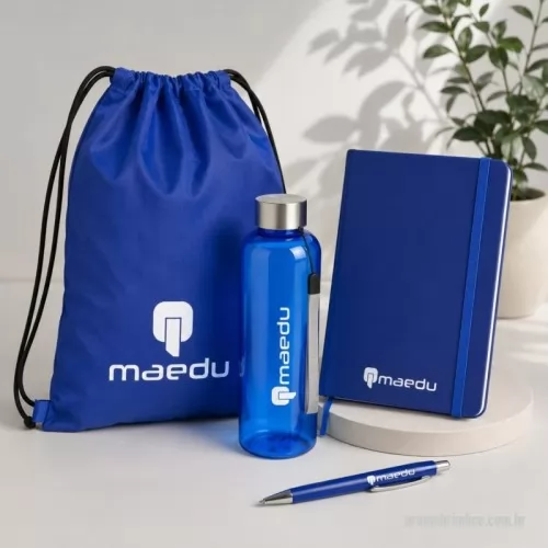 Kit Boas Vindas personalizado - MOCHILA SACO multifuncional em poliéster  impermeável com cordões de nylon que servem  tanto para fechamento quanto como alças de  costas. Altura :  40,8 cm X Largura :  34 cm CADERNETAde papel couchê, contém  aproximadamente 72 folhas amarelas com pauta e  16 folhas sem pauta, marcador de página em cetim,  elástico para lacre e compartimento em papel para  documentos ou anotações. TAMANHO: 21 x 14 x 1,5  cm GARRAFA PLÁSTICA 600ml feita em material PET  reciclado. Tampa de metal rosqueávelcom cordão. CANETA METÁLICA com acionamento por clique e  carga esferográfica azul de 1.0mm.
