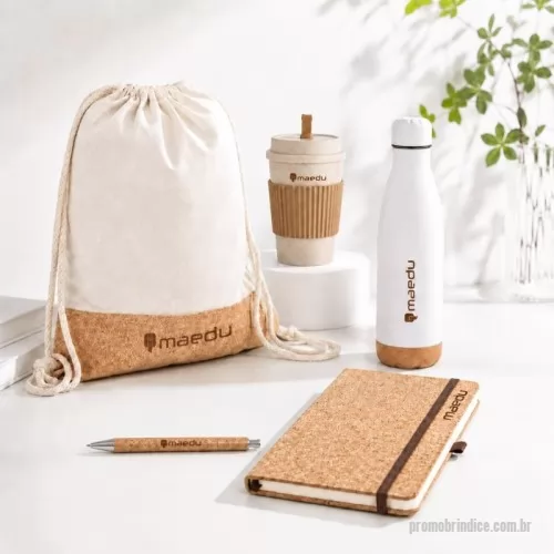 Kit Boas Vindas personalizado - Garrafa térmica: em aço inox de parede dupla isolada a vácuo, com tampa em aço inox e base em cortiça. Capacidade até 560 mL. Fornecida em caixa presente de papel kraft reciclado. Certificação EU Food Grade. Sacola: tipo mochila em 70% algodão reciclado e 30% poliéster reciclado (180 g/m²) com base em cortiça. Alças em algodão. 370 x 410 mm Caderno A5:  de capa dura em cortiça. Contém 160 páginas lisas cor marfim, em papel proveniente de gestão florestal sustentável, fita separadora, suporte para caneta esferográfica (não inclusa) e elástico para fecho do bloco. Copo:  em fibra de trigo livre de BPA, capacidade para até 450ml e tampa rosqueável com bocal. Acompanha mexedor e manga antiderrapante. Caneta: de cortiça com carga esferográfica azul 1.0mm e acionamento por clique. Clipe metálico, acionador e ponteira plástica.