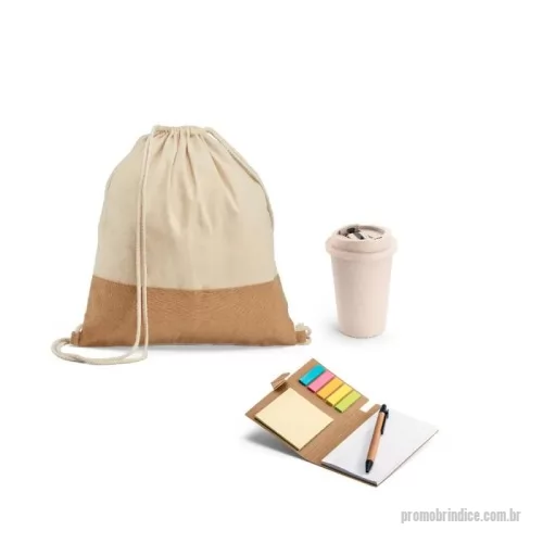 Kit Boas Vindas personalizado - ECO. Kit Onboarding (Boas Vindas e Integração) 92919 - Sacola tipo mochila. 100% algodão: 160 g/m². Detalhe em juta. Alças em algodão de 65 cm. 370 x 410 mm. 94066 - Copo de viagem. Fibra de bambu e PP. Capacidade: 380 ml. Food grade. Ø95 x 113 mm. 93791 - Caderno. Cartão. 6 conjuntos: 25 folhas cada. Incluso caderno com 50 folhas não pautadas e esferográfica em papel kraft. 100 x 150 mm
