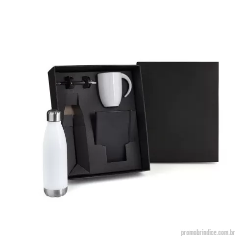 Kit Boas Vindas personalizado - Conta com garrafa em aço inox branca com tampa rosqueável, caneca em cerâmica branca, caderno para anotações preto com capa dura e caneta esferográfica em alumínio preta.