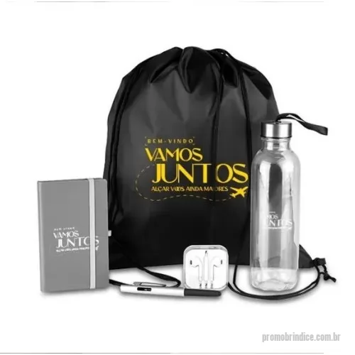 Kit Boas Vindas personalizado - Kit boas vindas. Conta com mochila sacola preta em nylon 210D, caderno para anotações cinza com capa dura, garrafa transparente em PET, fone de ouvido e caneta esferográfica em ABS prata.
