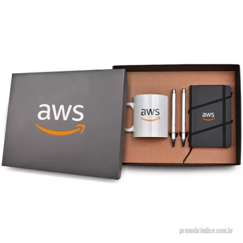 Kit Boas Vindas personalizado - aderneta em silkscreen 1 cor. Nas canetasKit boas-Vindas é composto por 1 caneca de louça com capacidade de 330 mL, 2 canetas metálicas e 1 caderneta 9x14 cm. A personalização é na tampa da caixa, caneca de louça e na c é a laser. O Formato da Caixa é 28,5x22,5x9 cm.