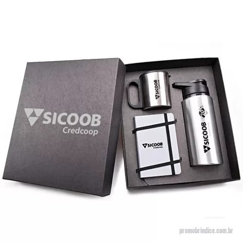 Kit Boas Vindas personalizado - Kit boas-Vindas é composto por 1 squeeze de alumínio com capacidade de 600 mL, 1 caneca de inox com capacidade de 180 mL e 1 caderneta 9x14 cm. A personalização é na tampa da caixa, squeeze e caneca em silkscreen 1 cor. Na caderneta a personalização é em silkscreen 1 cor. O Formato da Caixa é 28,5x24,5x7 cm. 