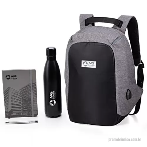 Kit Boas Vindas personalizado - Kit boas-Vindas é composto por 1 garrafa térrmica de água com capacidade de 780 mL personalizada em silk 1 cor, 1 caneta metálica gravada a laser, 1 caderneta formato 14x21 cm sem pauta com capa 4 cores e 1 mochila antifurto produzida em poliéster com detalhes em nylon, formato anatômico, design moderno, possui entrada USB na parte externa e cabo USB acoplado internamente. A personalização é na chapinha metálica a laser, formato 43,5 x 38 x 18 cm. Os produtos são fornecidos dentro da mochila, embalada em saco plástico selado.