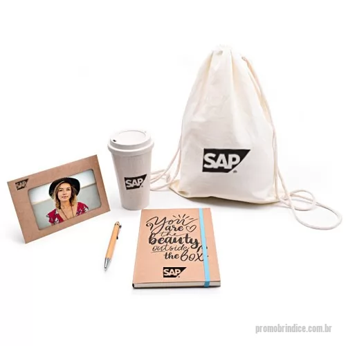 Kit Boas Vindas personalizado - Kit boas-Vindas é composto por 1 copo ecológico com capacidade de 550 mL, 1 caneta de bambú, 1 caderneta 14x21 cm, 1 porta retrato em papel kraft 300 g e 1 sacochila em algodão natural gramatura 230 g. A personalização é na capa da caderneta, caneta, porta retrato, copo e sacochila em silkscreen 1 cor.  O Formato aproximado é 38,5x28x11 cm. Os produtos são fornecidos dentro da sacochila, embalada em saco plástico selado.